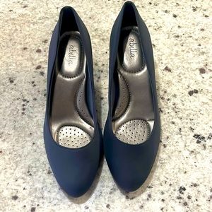 2in navy blue pumps, never worn, size 7.5